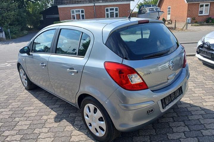 Grå Opel Corsa fra 2013