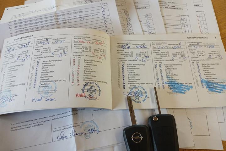 Grå Opel Corsa fra 2013