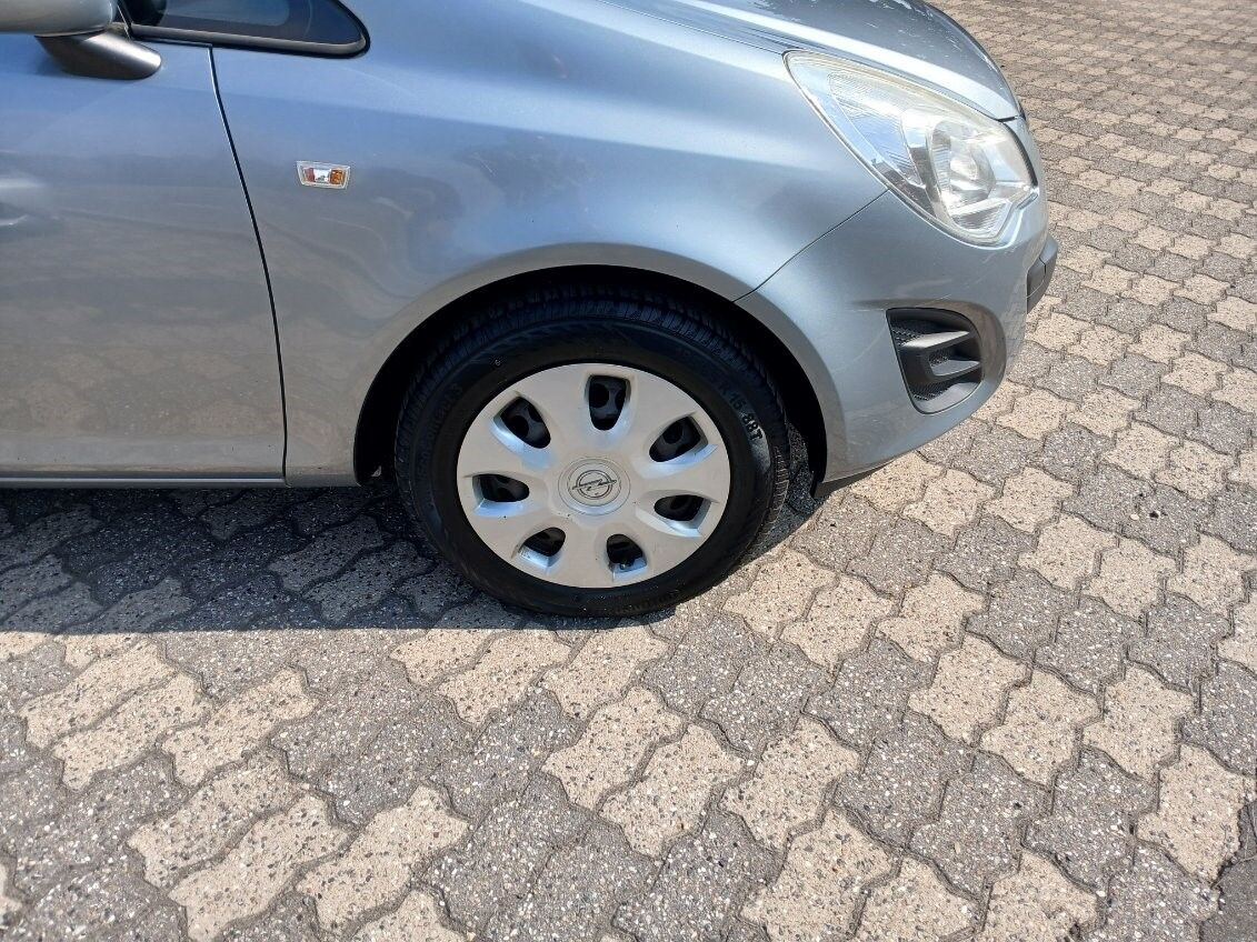 Grå Opel Corsa fra 2013