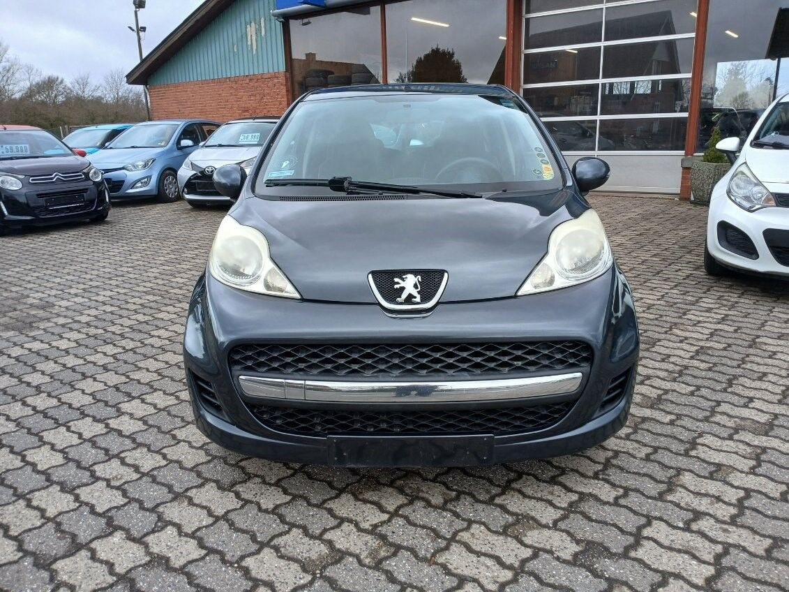 Grå Peugeot 107 fra 2011