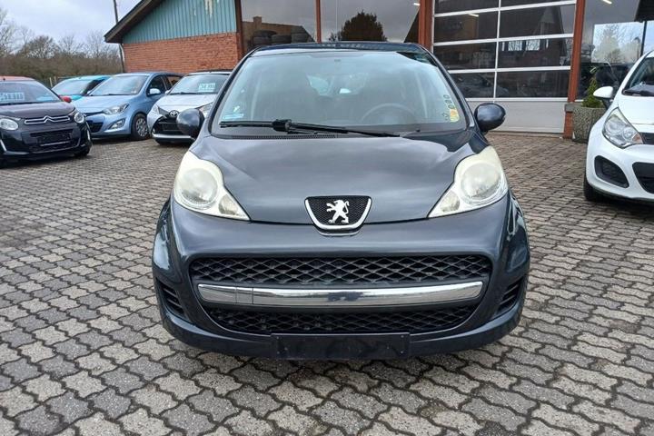 Grå Peugeot 107 fra 2011