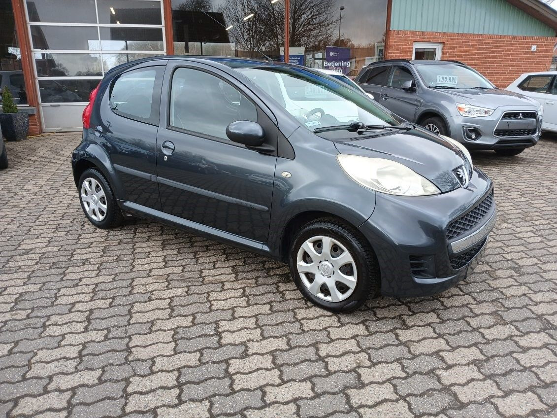 Grå Peugeot 107 fra 2011