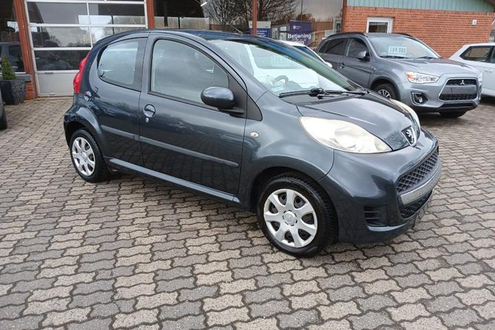 Grå Peugeot 107 fra 2011