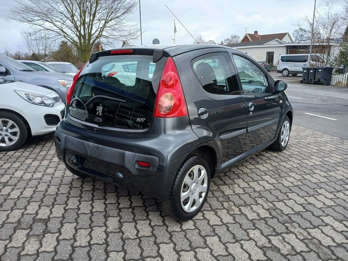 Grå Peugeot 107 fra 2011