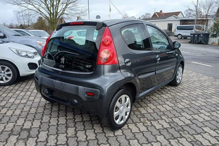 Grå Peugeot 107 fra 2011