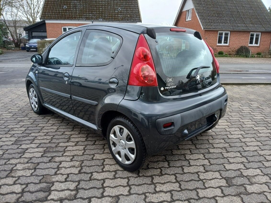 Grå Peugeot 107 fra 2011