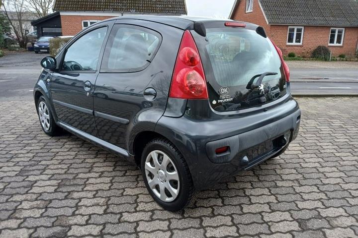 Grå Peugeot 107 fra 2011