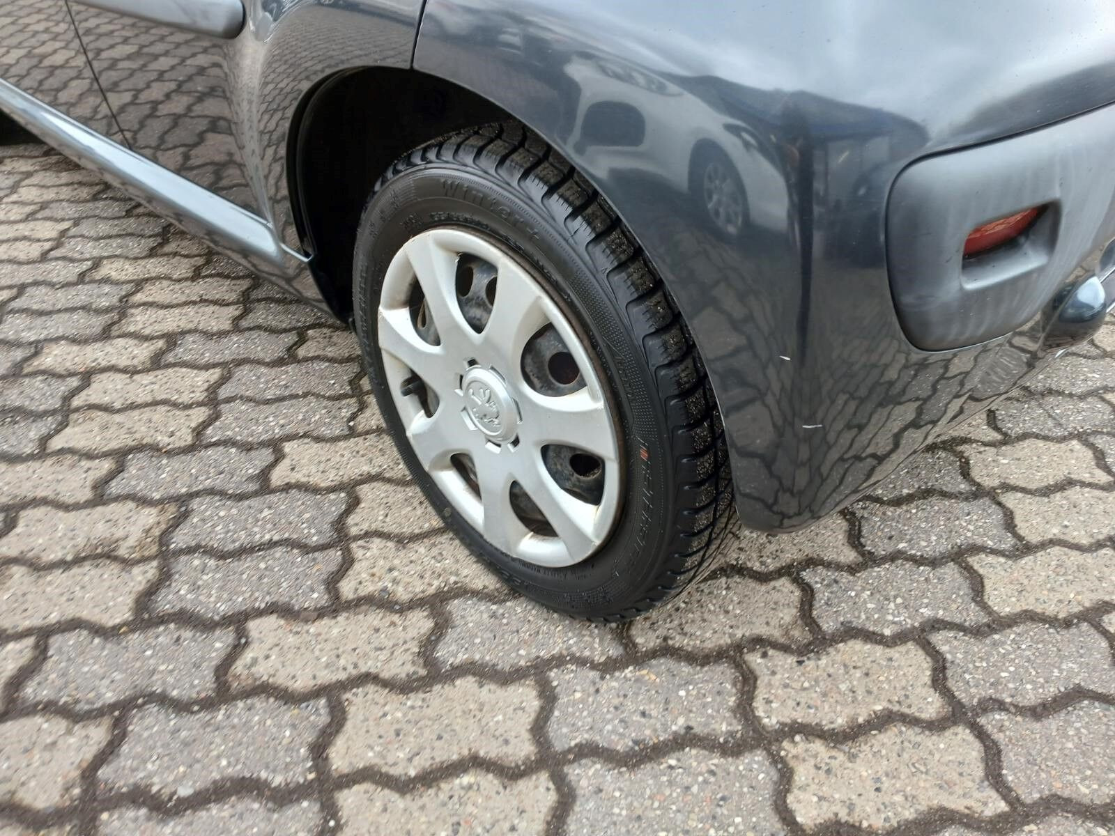 Grå Peugeot 107 fra 2011