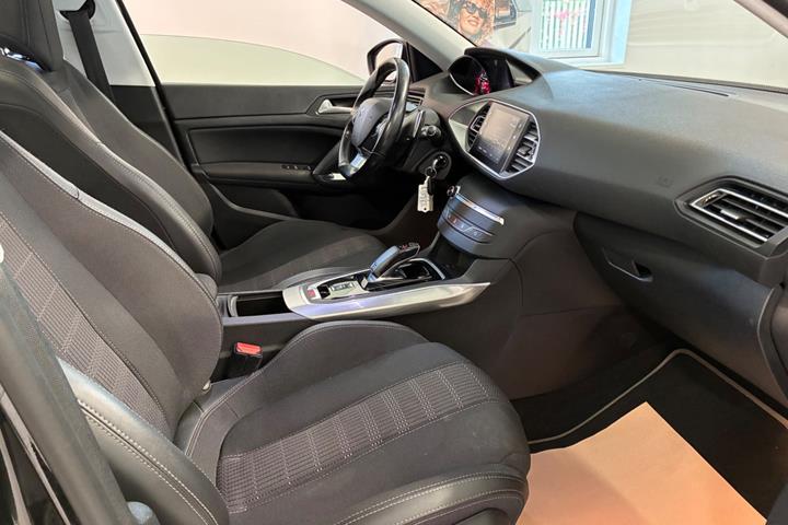 Sort Peugeot 308 fra 2018