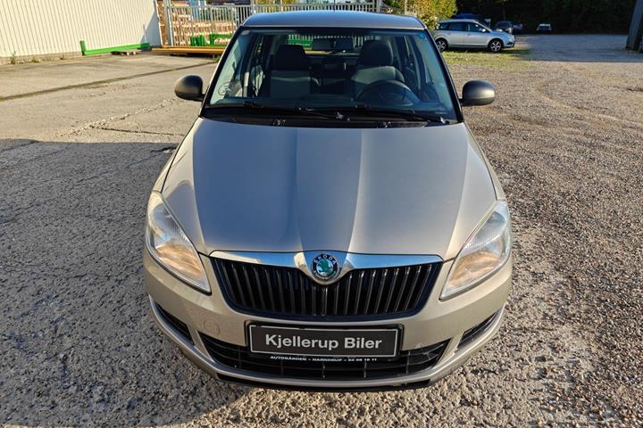 Gul Skoda Fabia fra 2011