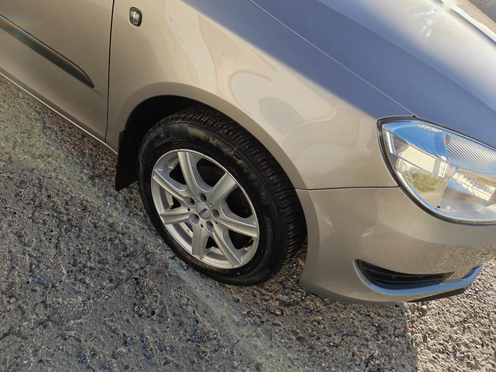 Gul Skoda Fabia fra 2011