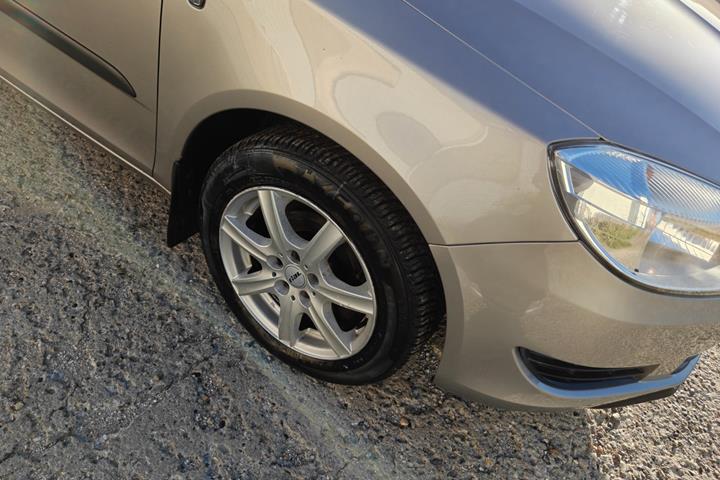 Gul Skoda Fabia fra 2011