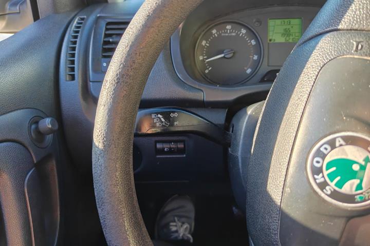 Gul Skoda Fabia fra 2011