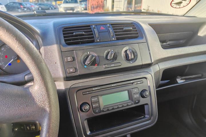 Gul Skoda Fabia fra 2011