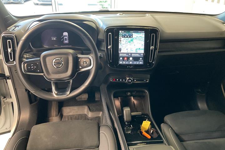 Hvid Volvo XC40 fra 2024