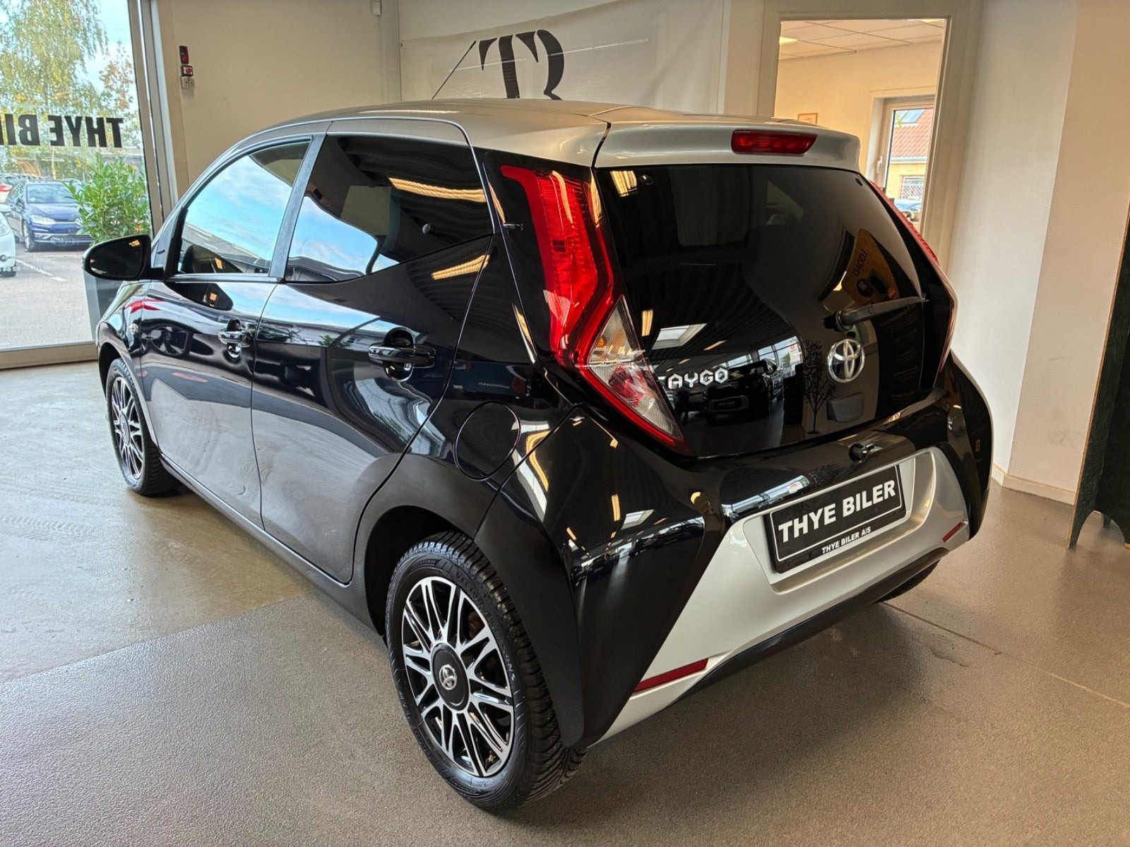 Sort Toyota Aygo fra 2019