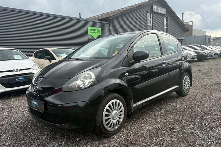 Sort Toyota Aygo fra 2006 set udefra