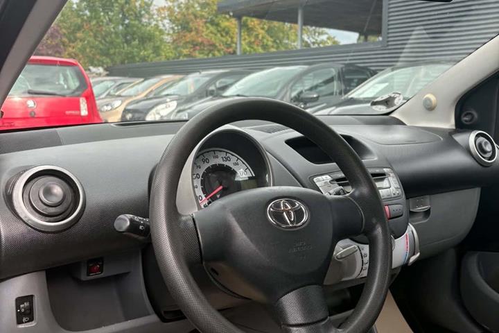 Sort Toyota Aygo fra 2006