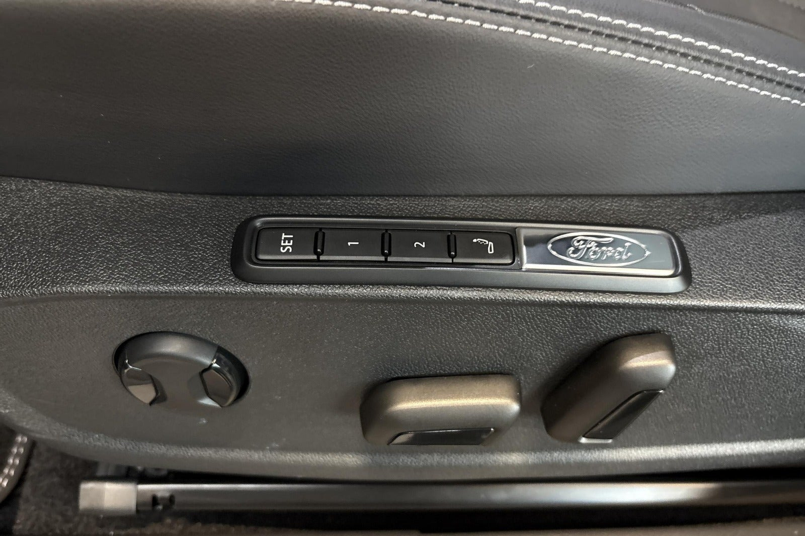 Blå Ford Capri fra 2025
