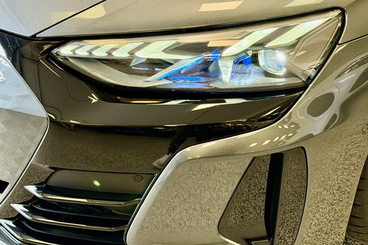 Grå Audi RS e-tron GT fra 2023