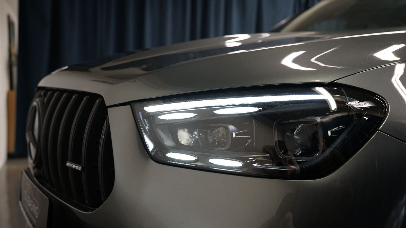 Grå Mercedes GLE53 fra 2025