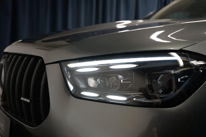 Grå Mercedes GLE53 fra 2025