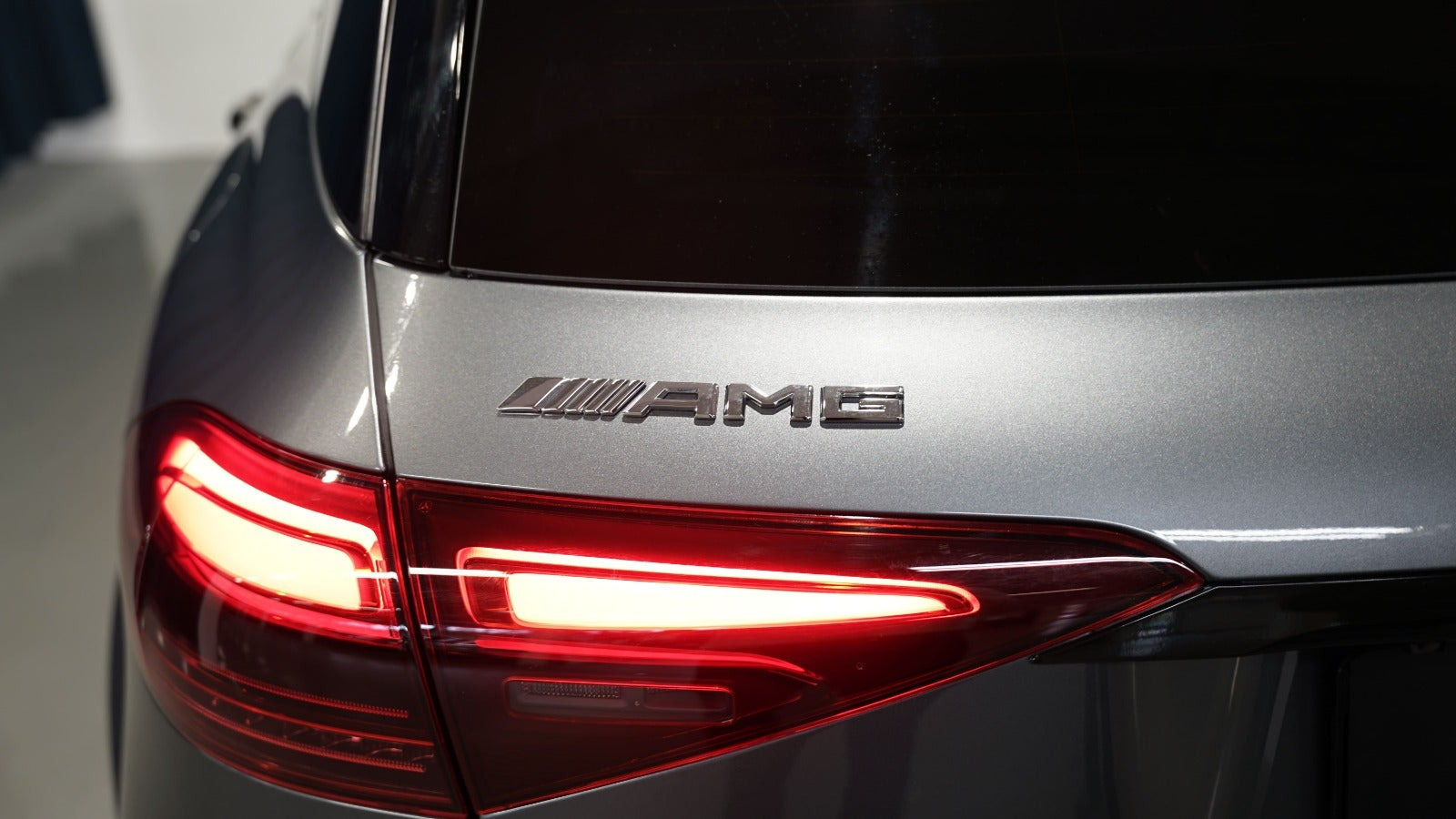 Grå Mercedes GLE53 fra 2025