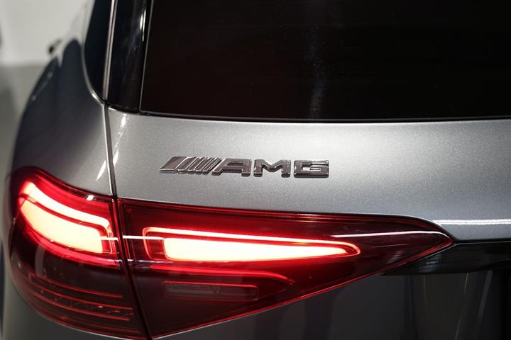 Grå Mercedes GLE53 fra 2025