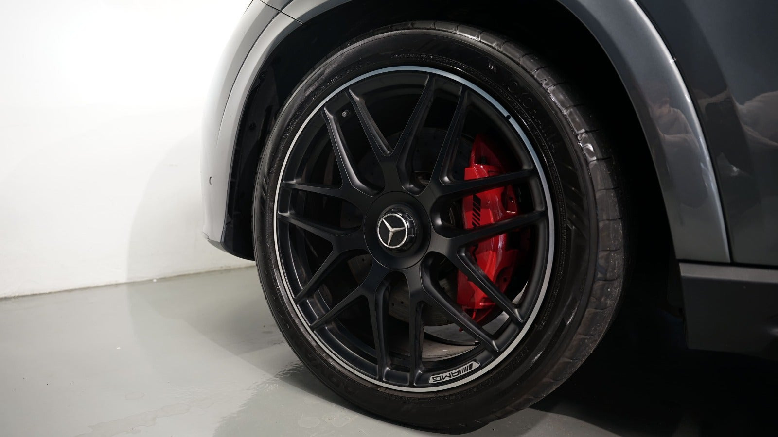 Grå Mercedes GLE53 fra 2025