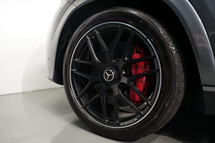 Grå Mercedes GLE53 fra 2025