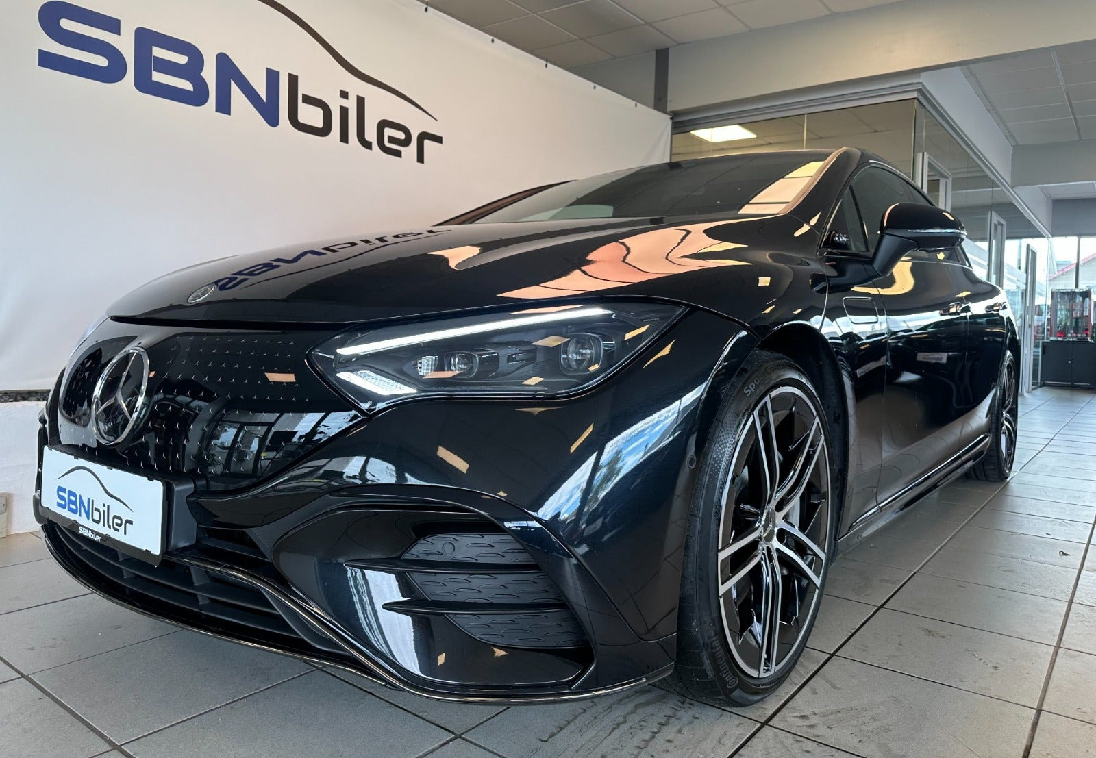 Sort Mercedes EQE500 fra 2023