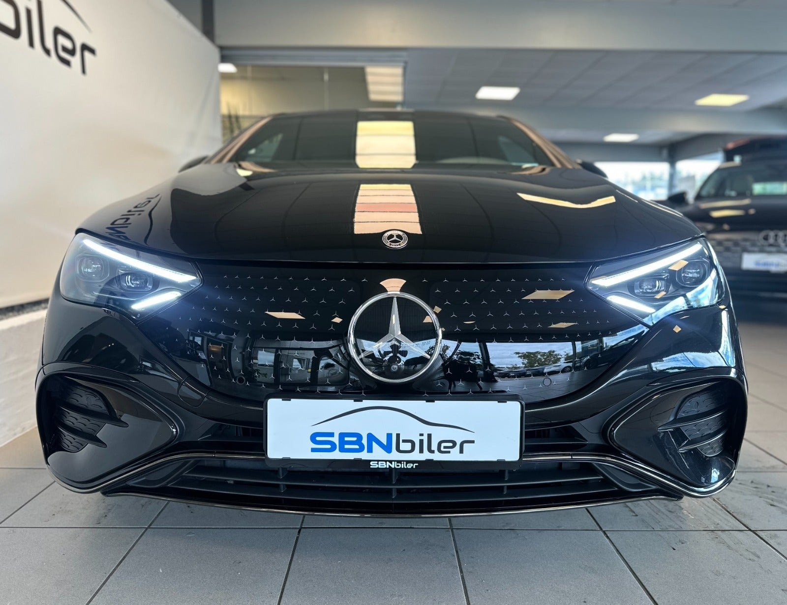 Sort Mercedes EQE500 fra 2023