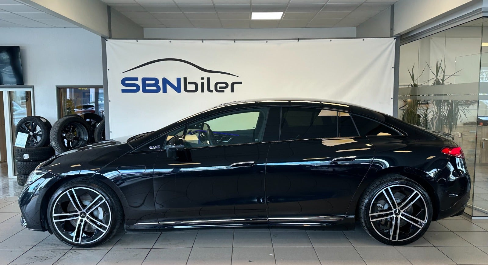 Sort Mercedes EQE500 fra 2023