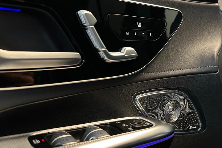 Sort Mercedes EQE500 fra 2023