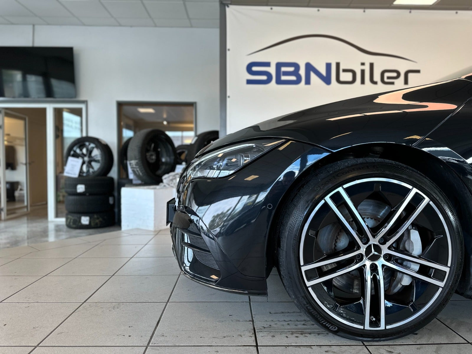 Sort Mercedes EQE500 fra 2023