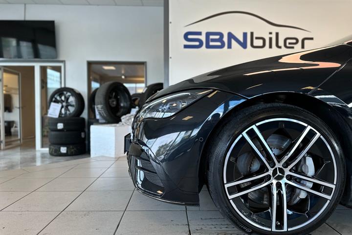 Sort Mercedes EQE500 fra 2023