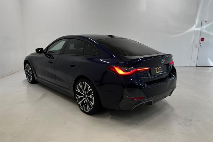 Blå BMW i4 fra 2023