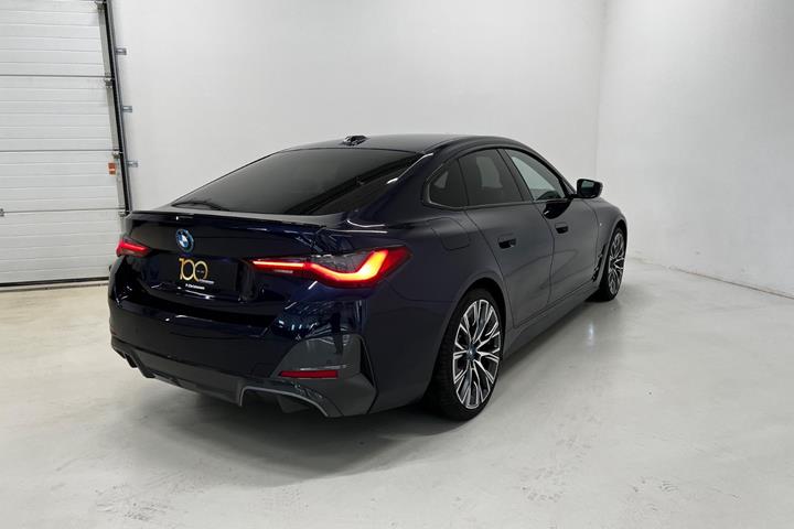Blå BMW i4 fra 2023