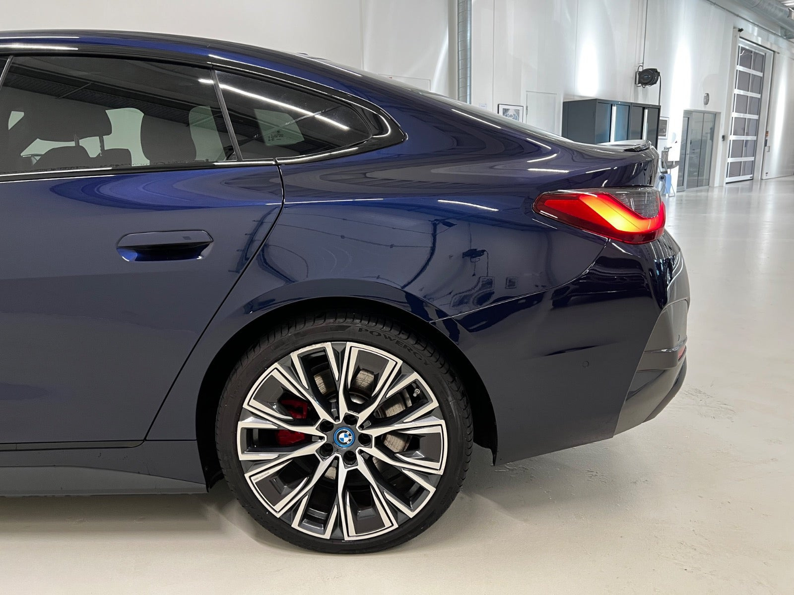 Blå BMW i4 fra 2023