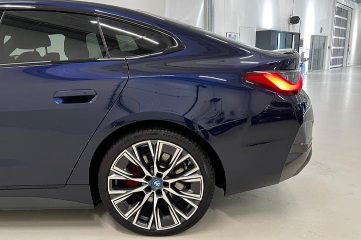 Blå BMW i4 fra 2023