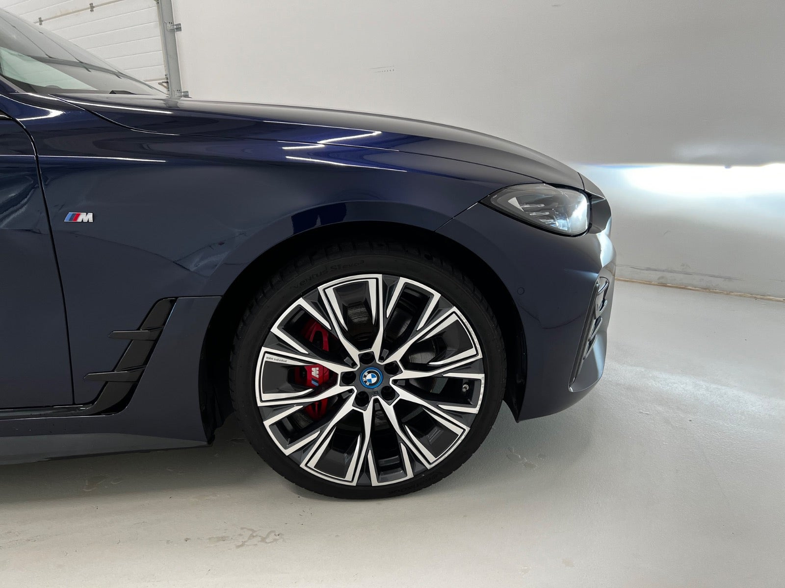 Blå BMW i4 fra 2023