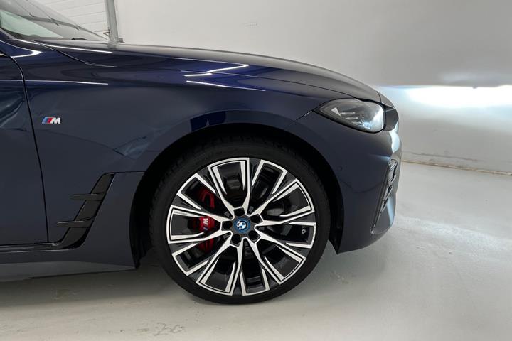 Blå BMW i4 fra 2023