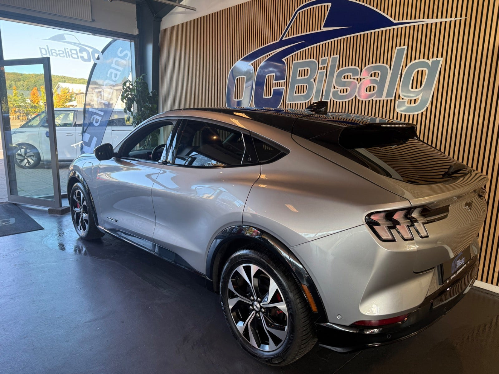 Sølv Ford Mustang Mach-E fra 2021