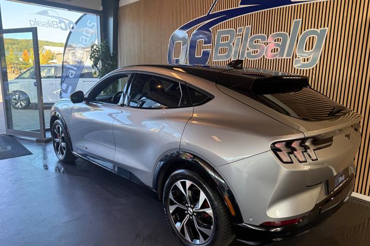 Sølv Ford Mustang Mach-E fra 2021