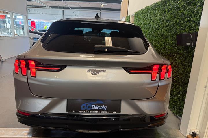 Sølv Ford Mustang Mach-E fra 2021