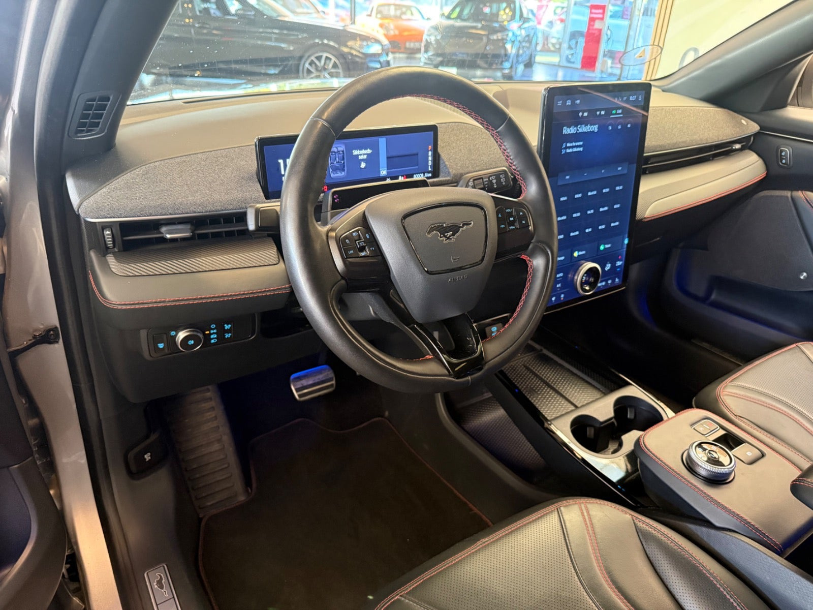 Sølv Ford Mustang Mach-E fra 2021