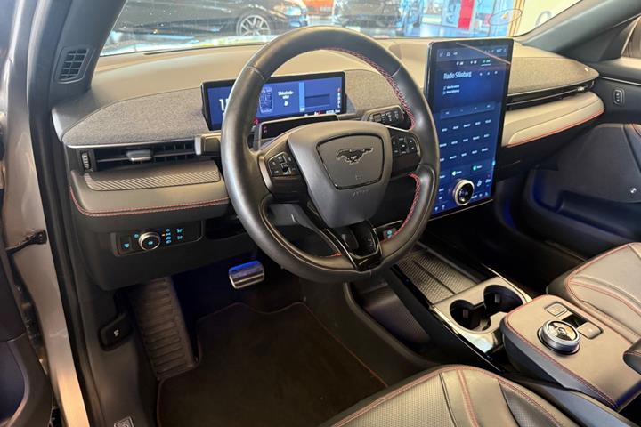 Sølv Ford Mustang Mach-E fra 2021