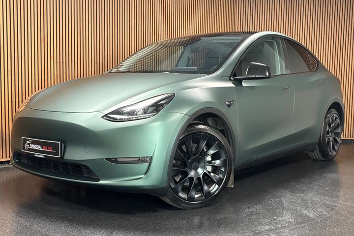 Grøn Tesla Model Y fra 2023