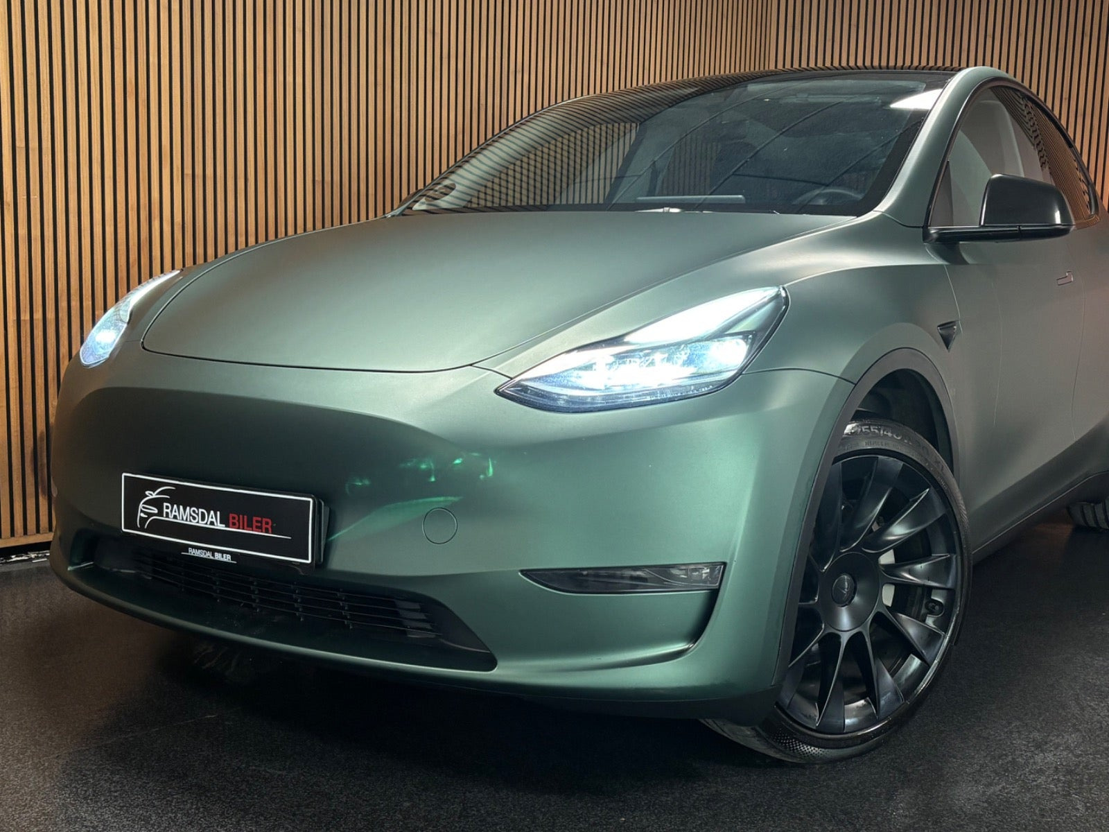 Grøn Tesla Model Y fra 2023