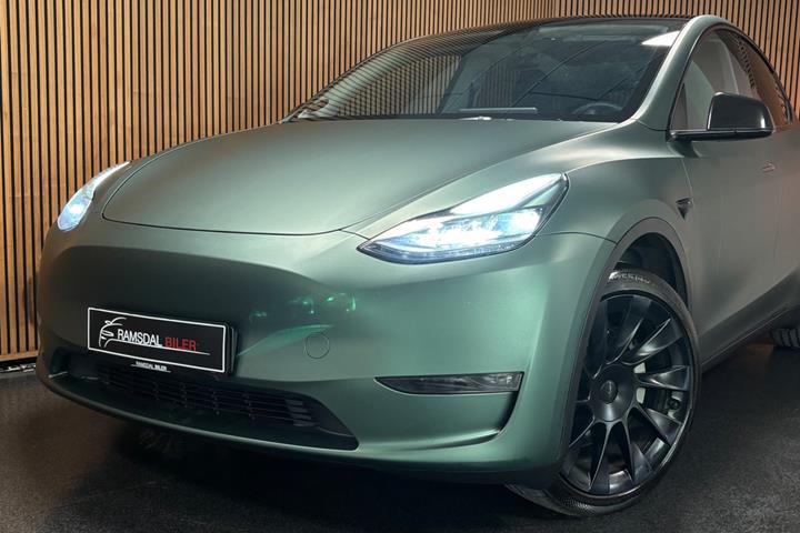Grøn Tesla Model Y fra 2023